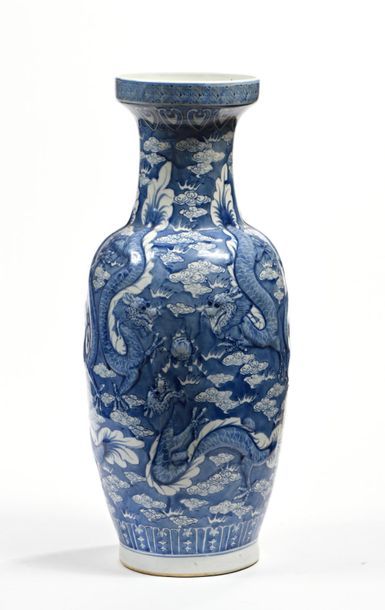 CHINE, XXe.
Vase balustre en porcelaine bleu...