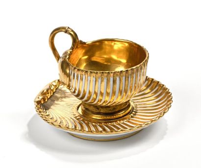 PARIS, XIXe.
Grande tasse et sa sous-tasse...