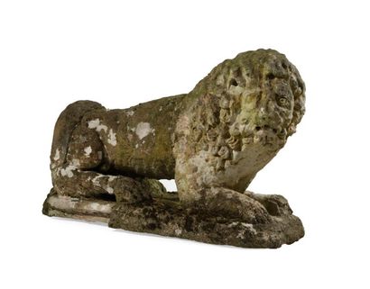 Statue en pierre sculptée figurant un lion...