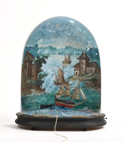 Diorama sous globe figurant un petit bateau...