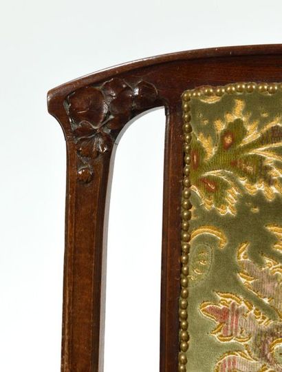 Deux paires de fauteuils en acajou mouluré...
