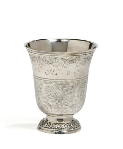 Timbale tulipe en argent ciselé à décor de...