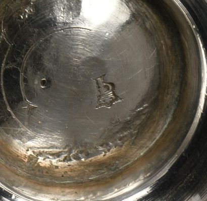 Timbale tulipe en argent ciselé à décor de...