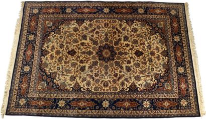 Important tapis Kashan en laine et soie nouée...