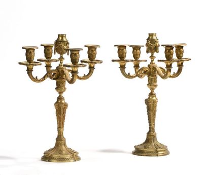 Paire de candélabres en bronze ciselé et...