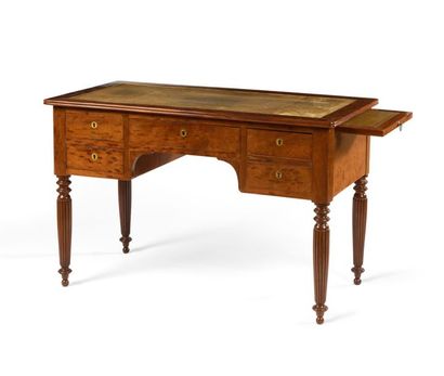 Bureau plat rectangulaire en placage d'acajou...