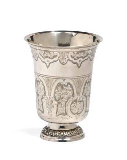 Timbale tulipe en argent ciselé à décor de...
