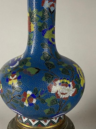 CHINE, XXe.
Paire de vases en bronze et émaux...