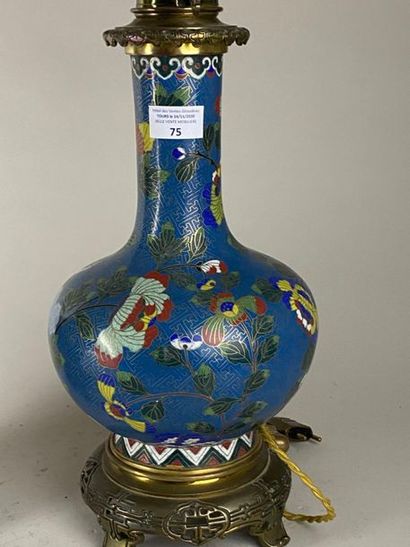 CHINE, XXe.
Paire de vases en bronze et émaux...