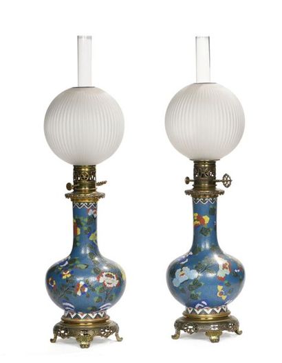 CHINE, XXe.
Paire de vases en bronze et émaux...