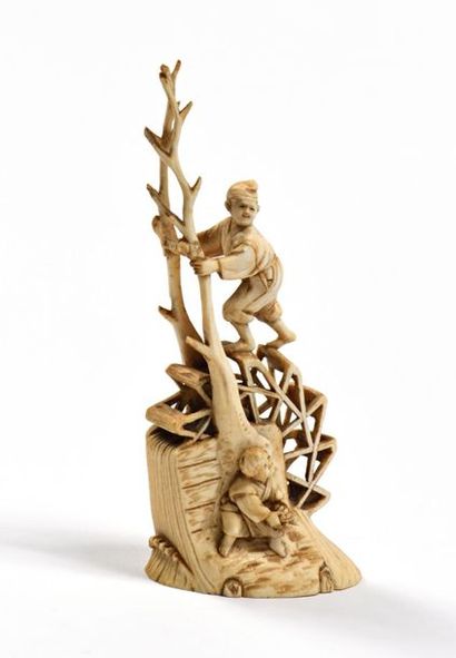 JAPON, vers 1930.
Groupe en ivoire sculpté...