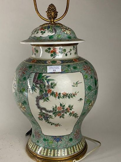 CHINE, XXe.
Vase balustre couvert en porcelaine...