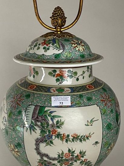 CHINE, XXe.
Vase balustre couvert en porcelaine...