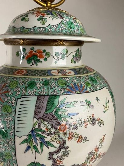 CHINE, XXe.
Vase balustre couvert en porcelaine...