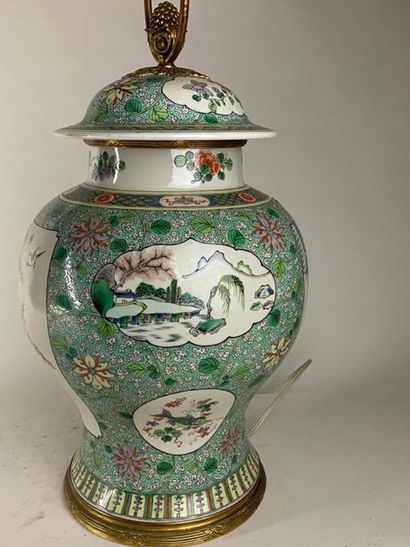 CHINE, XXe.
Vase balustre couvert en porcelaine...