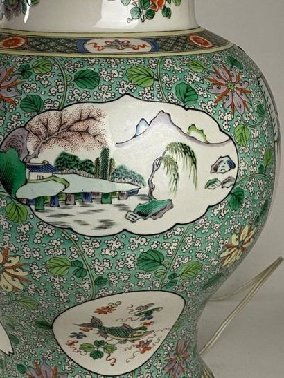 CHINE, XXe.
Vase balustre couvert en porcelaine...