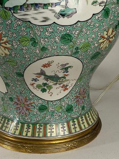 CHINE, XXe.
Vase balustre couvert en porcelaine...