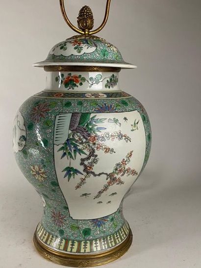 CHINE, XXe.
Vase balustre couvert en porcelaine...