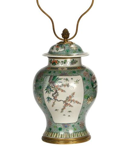 CHINE, XXe.
Vase balustre couvert en porcelaine...