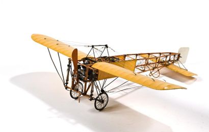 Maquette en bois et papier figurant l'avion...