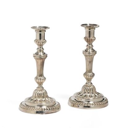 Paire de bougeoirs en bronze argenté, la...