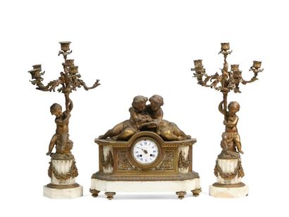 Garniture de cheminée en marbre blanc et...