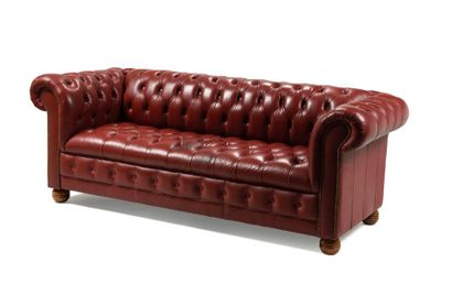Canapé Chesterfield en cuir bordeaux capitonné...