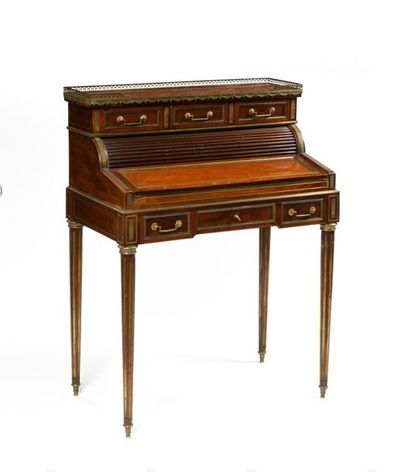 Petit bureau de dame à système en placage...