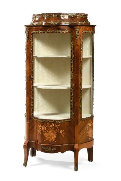 Vitrine de forme mouvementée en placage de...