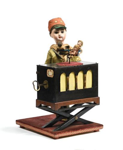 Automate français mécanique figurant un jeune...