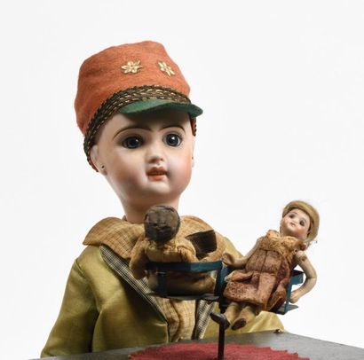 Automate français mécanique figurant un jeune...