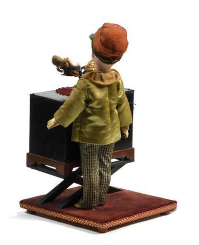 Automate français mécanique figurant un jeune...