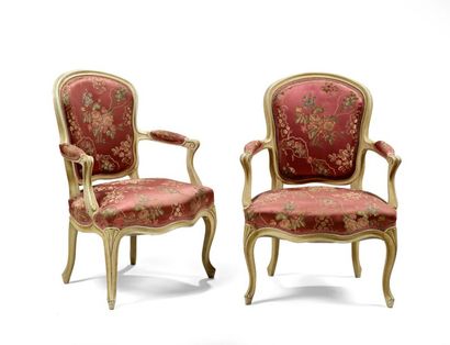Paire de fauteuils cabriolet en bois mouluré...