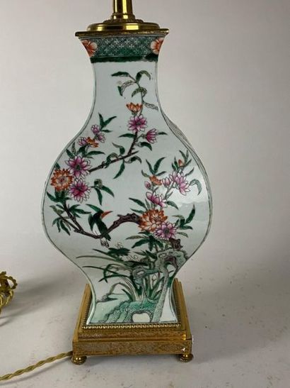 CHINE, XXe.
Vase quadrangulaire balustre...