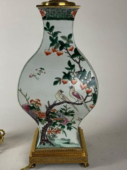 CHINE, XXe.
Vase quadrangulaire balustre...