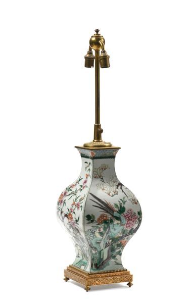 CHINE, XXe.
Vase quadrangulaire balustre...