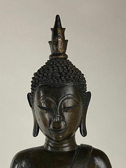 LAOS, XIXe.
Statue de bouddha en bronze,...