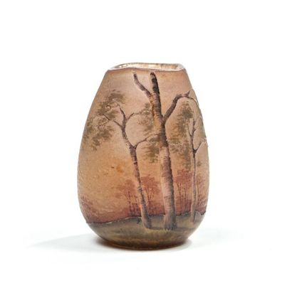 DAUM NANCY.
Vase miniature ovoïde en verre...
