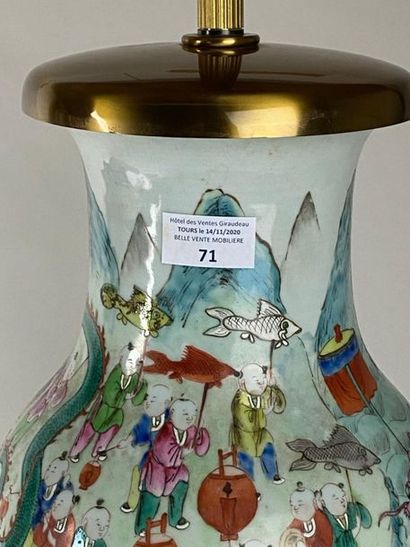 CHINE, début XXe.
Vase balustre en porcelaine...