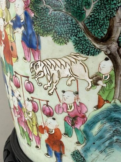 CHINE, début XXe.
Vase balustre en porcelaine...