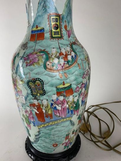 CHINE, début XXe.
Vase balustre en porcelaine...