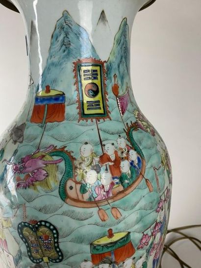 CHINE, début XXe.
Vase balustre en porcelaine...
