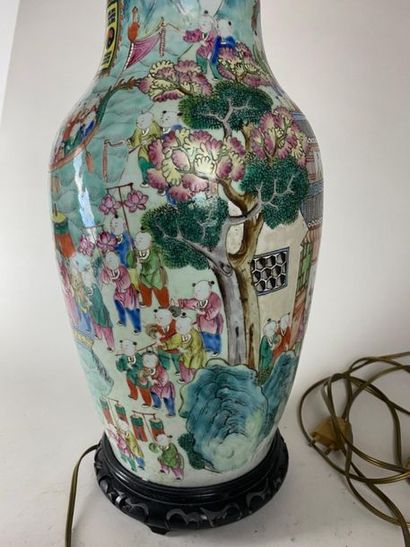 CHINE, début XXe.
Vase balustre en porcelaine...