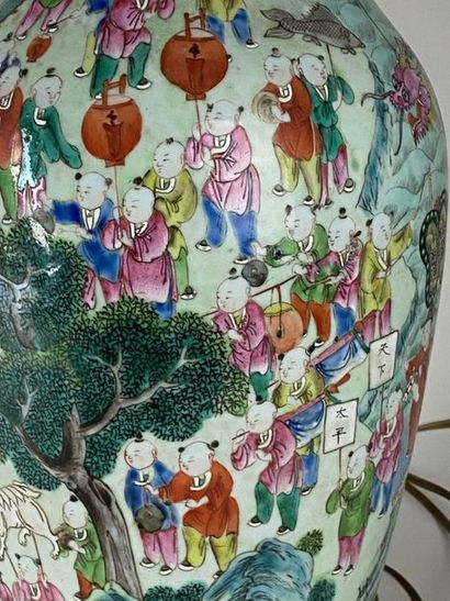CHINE, début XXe.
Vase balustre en porcelaine...