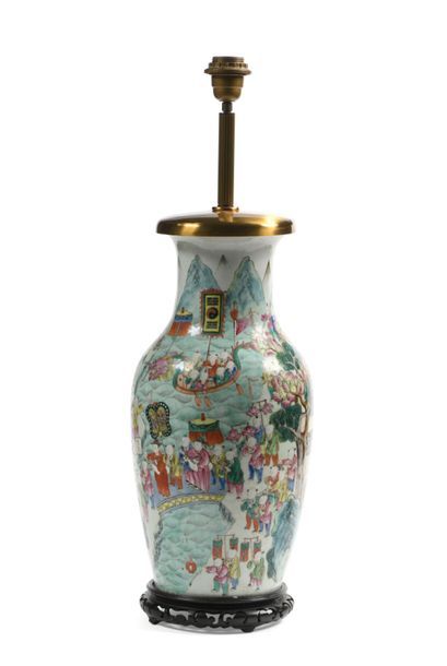 CHINE, début XXe.
Vase balustre en porcelaine...