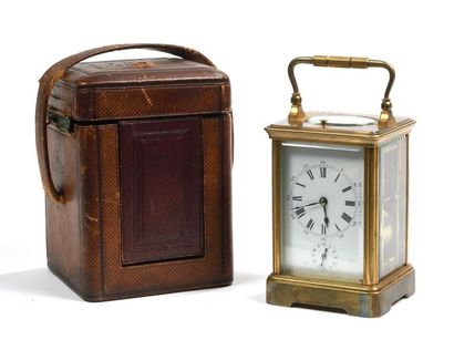 Pendulette d'officier en bronze et verre...