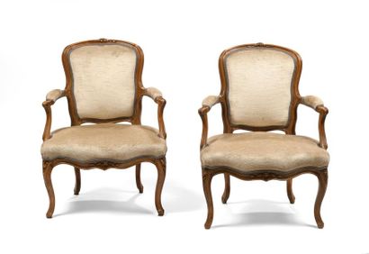 Paire de fauteuils cabriolet en hêtre mouluré...