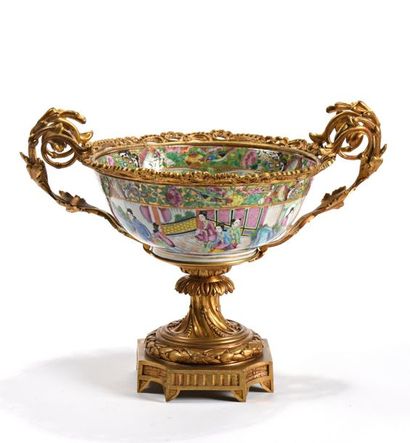 Importante coupe en porcelaine polychrome...