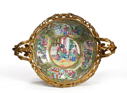 Importante coupe en porcelaine polychrome...