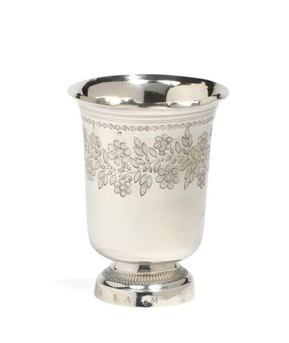Importante timbale tulipe en argent ciselé...